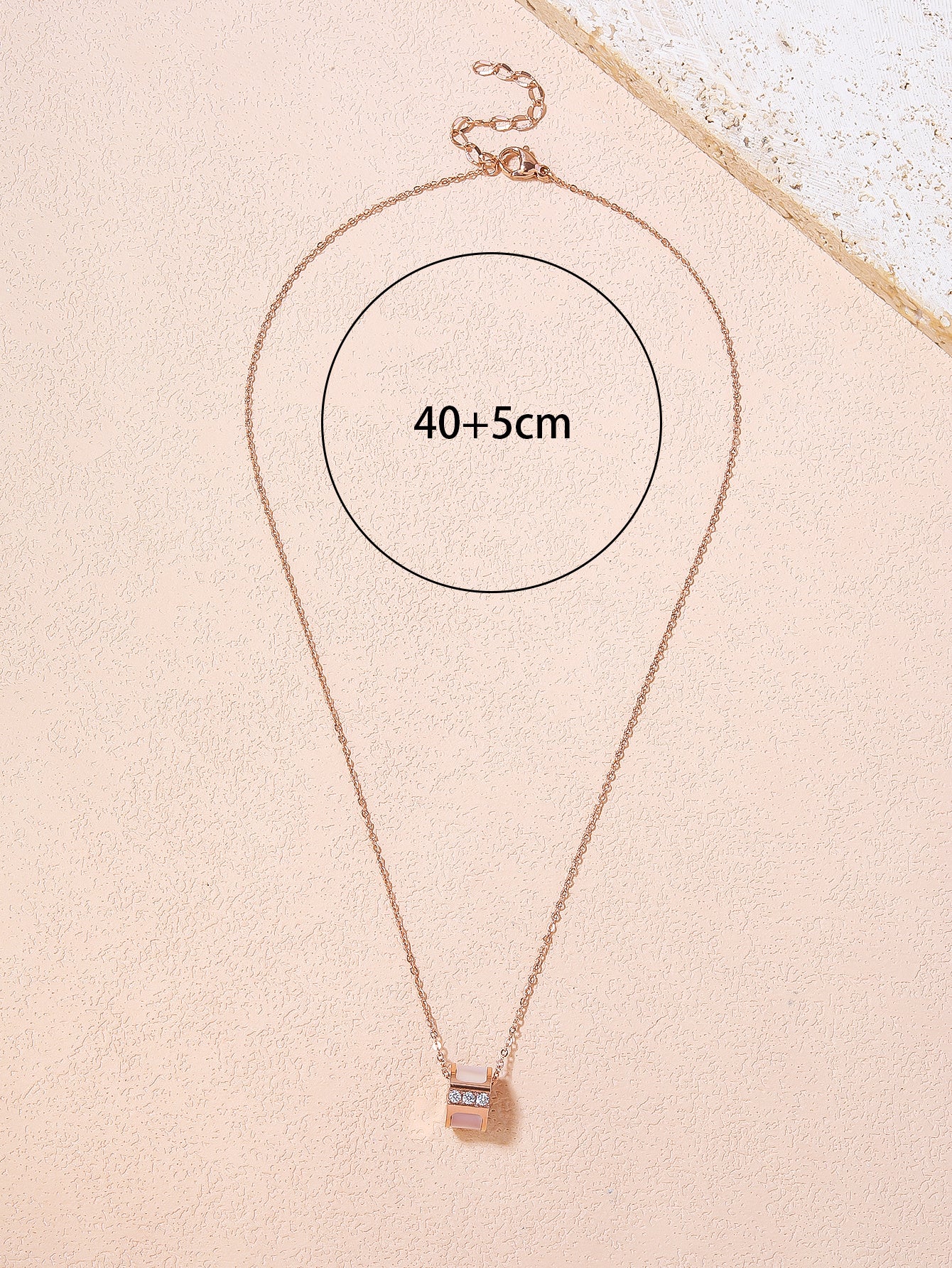 Exquisite 3D hollow round shell diamond necklace. - YUZENG-jewelrystore.com