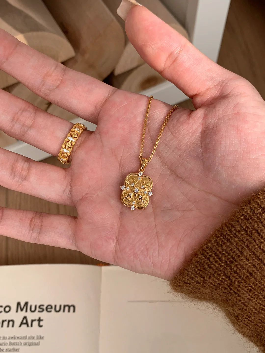 [Retro Luxe] 18k Iris Pendant Necklace - Amulet Pendant with Double-Sided White Pink Diamond, Increase Energy, Perfect for Daily Wear and Special Occasions - YUZENG-jewelrystore.com