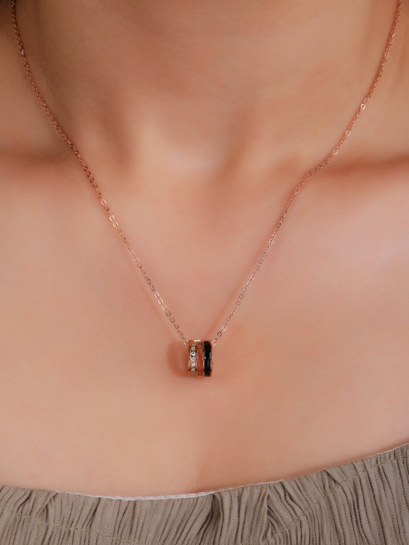 Sparkle in Style with Our Dazzling H Initial Circle Necklace - YUZENG-jewelrystore.com