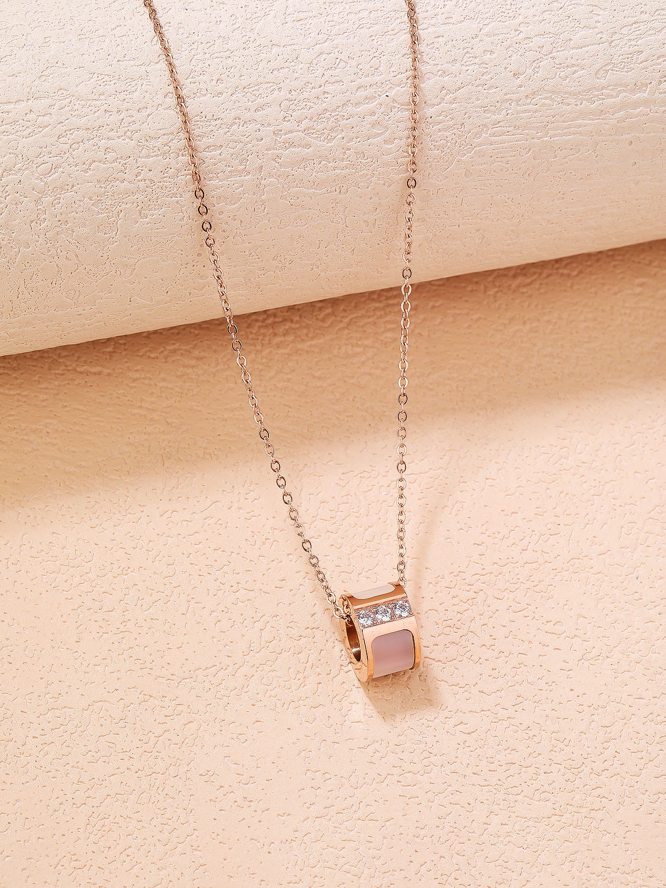 Exquisite 3D hollow round shell diamond necklace. - YUZENG-jewelrystore.com