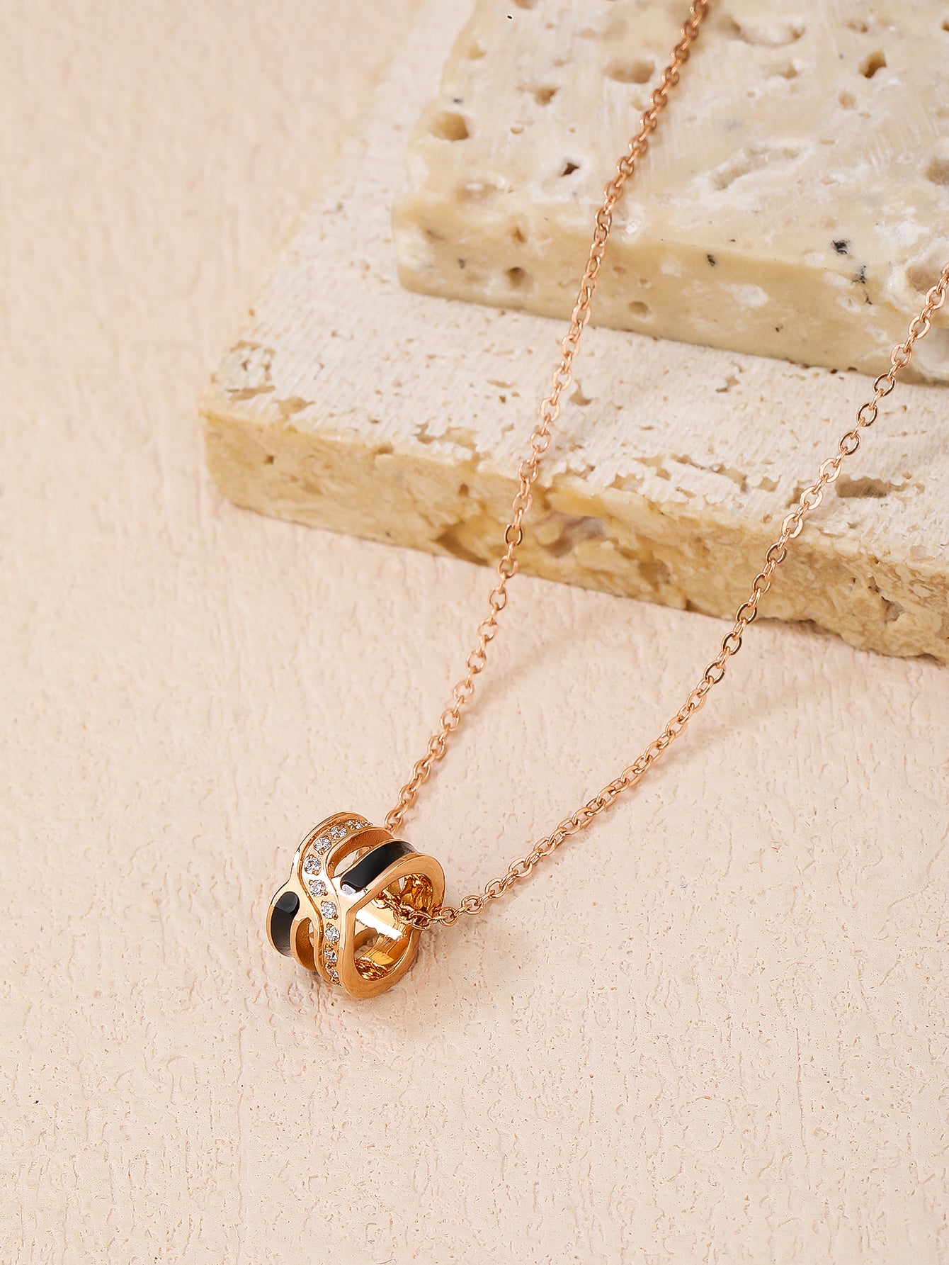 Sparkle in Style with Our Dazzling H Initial Circle Necklace - YUZENG-jewelrystore.com